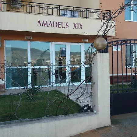 Private In Amadeus 19 شقة *